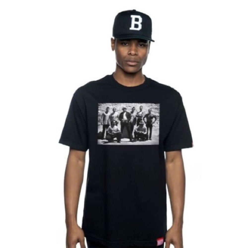 NEW BEST Breezy Excursion La Familia Por Vida Crew Neck Tee Size Small